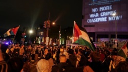 الاحتجاجات على حرب غزة تدفع بايدن لـ