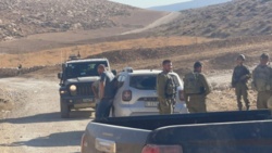 مستوطنون صهاينة يمنعون  فلسطيني من العمل في أرضه بمسافر يطا