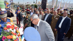 رئيس الوزراء يضع إكليلاً من الزهور على ضريح الرئيس الشهيد الصماد