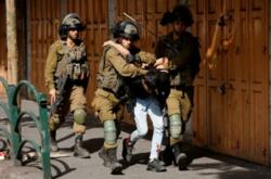 العدو الإسرائيلي يشن حملة مداهمات واعتقالات بالضفة طالت 17 فلسطينيا