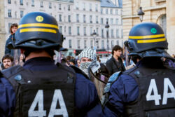 الشرطة الفرنسية تفرق متظاهرين محتجين على حرب الإبادة في غزة