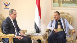 وزير الخارجية يلتقي المبعوث رفيع المستوى لبرنامج الأغذية العالمي إلى اليمن