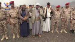 Eine Reihe von Führern, Gelehrten und Führern besuchen die an der Serwah-Front in Marib stationierten