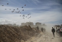 الإعلامي الحكومي بغزة: ارتفاع عدد الشهداء بسبب إنزال المساعدات جوًا إلى 21