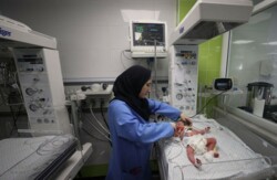 الغارديان: حياة مئات الرضع في غزة مهددة بسبب منع إدخال حليب الأطفال