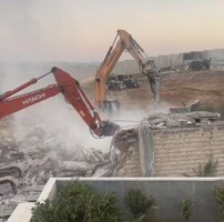 العدو الإسرائيلي يهدم غرفة سكنية وبركسا في عناتا