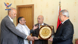 الدكتور بن حبتور يتسلم درع المؤتمر الثالث 