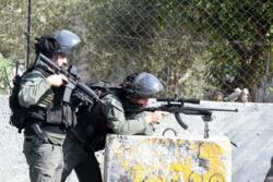 إصابة ثلاثة فلسطينيين خلال مواجهات مع قوات العدو الصهيوني شمالي الخليل