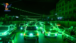 مئات السيارات المضاءة ترسم لوحة بديعة بالعاصمة صنعاء ابتهاجا بمولد المصطفى