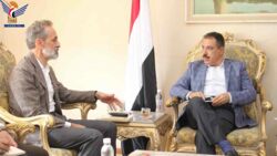 وزير الخارجية يلتقي المنسق المقيم للأمم المتحدة ويسلمه رسالتين لقيادة الأمم المتحدة