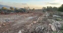 مستوطنون يحرثون أراضي فلسطينيين ببلدة سنجل قرب رام الله