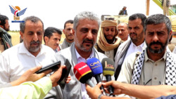 المداني والبخيتي يدشّنان حصاد القمح في مزرعة الأسرة التابعة للمؤسسة الاقتصادية