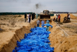 العثور على 80 جثمانا في ثلاث مقابر جماعية بمجمع الشفاء في مدينة غزة