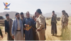دادستان کل و فرماندار مأرب از وضعیت نیروهای مستقر در جبهه الرملة را در استان مأرب  بررسی می کنند 