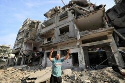  مدير الإغاثة: العدو الصهيوني يستغل أي تجمع لأهالي غزة لاستهدافهم بشكل مباشر