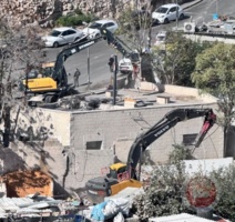 العدو الصهيوني يجبر مواطن فلسطيني من القدس على هدم منزله في سلوان