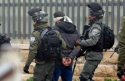 قوات العدو الإسرائيلي تعتدي على 5 فلسطينيين خلال اقتحامها المتواصل لمدينة نابلس