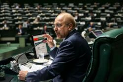قاليباف: الشعب الإيراني يتحلى بالوعي ويقف في وجه العدو