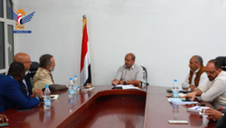Al-Hamli bespricht mit dem Koordinator der Vereinten Nationen die Auswirkungen der humanitären Lage im Jemen