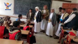 Le gouverneur d'Amran inspecte les cours d'été dans le district de Jabal Yazid