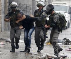 العدو الإسرائيلي يعتقل طفلين فلسطينيين وشابا في الخليل