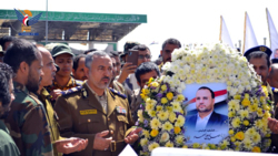 قيادة وزارة الداخلية تضع إكليلاً من الزهور على ضريح الشهيد الصماد 