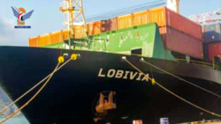 Die Ankunft von zwei Containerschiffen mit verschiedenen Handelsgütern im Hafen von Hodeidah