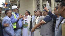 المحاقري وعطيفة يطّلعان على أضرار العدوان  على مصانع الإسمنت  