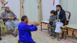 الرئيس المشاط يلتقي والد الطفل الذي اعتدى عليه جندي في البلدية