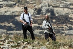 مستوطنون يعتدون على فلسطينيين في الخليل وغرب رام الله