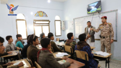 Brigadegeneral Saree inspiziert die Sommerkurse an der Al-Nahda-Schule in Sana'a