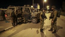 العدو الإسرائيلي يشن حملة مداهمات واعتقالات في الضفة الغربية