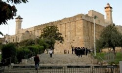  الأوقاف الفلسطينية: العدو يرفض تسليم الحرم الإبراهيمي كاملاً في ليلة القدر