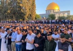 عشرات آلاف الفلسطينيين يؤدون صلاة الجمعة في المسجد الأقصى