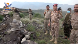 وزير الدفاع يتفقد أحوال المقاتلين في محور تعز