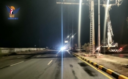  تواصل أعمال تأهيل شبكة الإنارة للمدخل الشرقي لمحافظة الحديدة