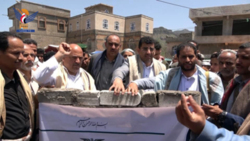 Dr. Abu Lohoum legt den Grundstein für eine Reihe von Projekten in Al-Qafr in Ibb