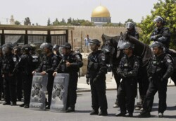 العدو يعتقل صحفيا فلسطينيا من باحات المسجد الأقصى ويشدد من إجراءاته بنابلس