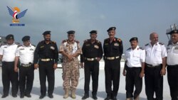 قائد القوات البحرية يطمئن على طاقم سفينة جالكسي الراسية في السواحل اليمنية