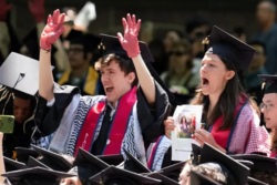 Les étudiants se retirent de leur cérémonie de remise des diplômes à l'Université de Yale en soutien aux Palestiniens
