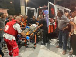 شهيدان في المواصي واجبار آلاف الفلسطينيين على النزوح في خان يونس
