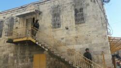 العدو الصهيوني يستولي على المبنى التاريخي لبلدية الخليل ويغلق أبوابه