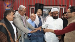  وزير الشؤون الاجتماعية يوزع 