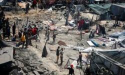 استشهاد 3 فلسطينيين وإصابة آخرين في قصف العدو الصهيوني خيمة نازحين بغزة
