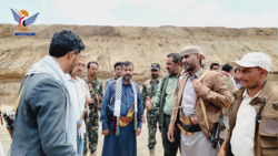 Le gouverneur de Dhamar inspecte l'avancement du projet de récupération des eaux de pluie dans la région de Tafdal à Jahran