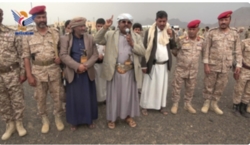 تعدادی از رهبران، علما و راهنماها از نیروهای مستقر در جبهه صرواح در استان مأرب بازدید می کنند