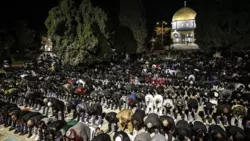 آلاف المصلين يؤدون صلاتي العشاء والتراويح في المسجد الأقصى رغم قيود العدو الصهيوني