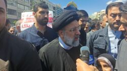 الرئيس الإيراني يشارك في مسيرات يوم القدس العالمي بطهران