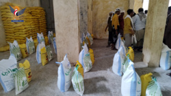 مكتب زكاة الحديدة يدشن توزيع ثلاثة آلاف سلة غذائية للأسر النازحة