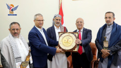  الرهوي يُكرّم عددًا من أعضاء اللجنة العليا للمؤتمر الثالث 